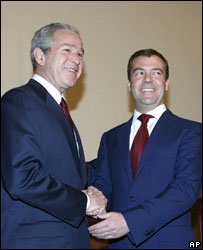  Фото Медведева на фоне Буша  