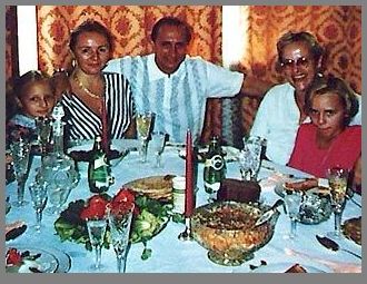 Семья  за столом родственники и друзья